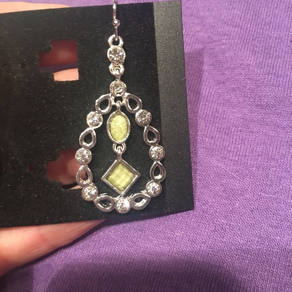 🆕Silver w green stones Oval dangle earrings NWT - Picture 5 of 8